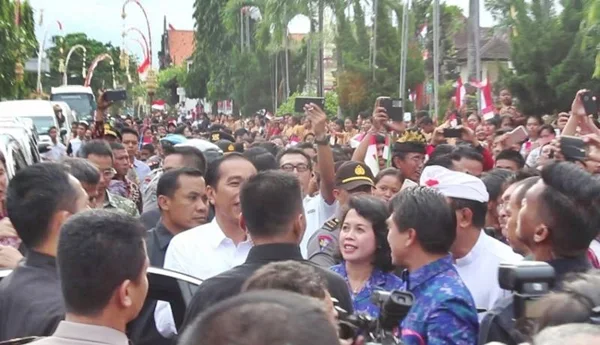 Antusiasme Warga Klungkung Menyambut Presiden Jokowi