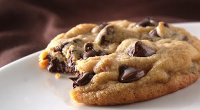 Biscoito cookie com gotas de chocolate.