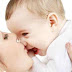 خطر كبير جدا ينتج عن تقبيل الطفل فى فمه