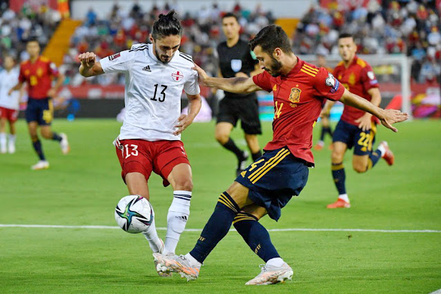 José Luis Gaya centra con la oposición de Grigol Chabradze. SELECCIÓN DE ESPAÑA 4 SELECCIÓN DE GEORGIA 0. 05/09/2021. Copa del Mundo Catar 2022, fase de clasificación, Grupo B. Badajoz, España, estadio Nuevo Vivero.