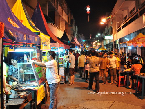 Warung Semawis buka setiap hari Jumat, Sabtu dan Minggu malam mulai 