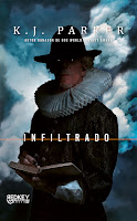 Bajo un fondo azul de nubes, esta un señor vestido con un traje del siglo pasado, un sombrero negro y sujetando un libro.