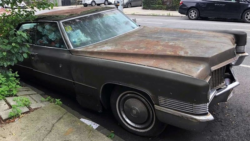 Cadillac modelo 1971 estuvo 25 años estacionado en una calle de Brooklyn y fue remolcado por queja de un residente