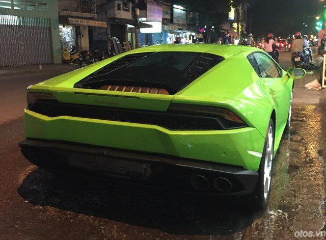 Lamborghini Huracan xanh cốm tại Sài Gòn 