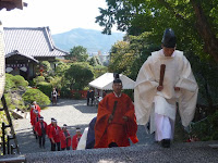 11：00、神職と関係者が入場した