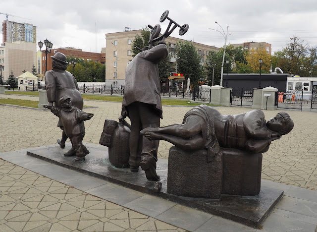 Екатеринбург - скульптуры у музея железнодорожной техники