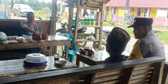 Bhabinkamtibmas Polsek Banda Alam Polres Aceh Timur Interaktif Bangun Komunikasi Dua Arah Dengan Warga