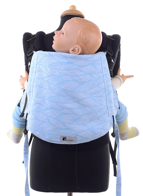 stufenlos anpassbare Babytrage aus Tragetuch, ergonomisch geformter Hüftgurt, dick gepolsterte Träger.