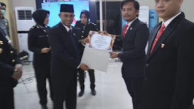 Ketua DPRD Supriyanto Serahkan Penghargaan Ke Polres Kota Bengkulu