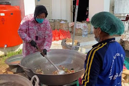 Tri Rismaharini Ketika Tidak Ada ASN Kemensos Bantu Dapur Umum di Balai Wyataguna