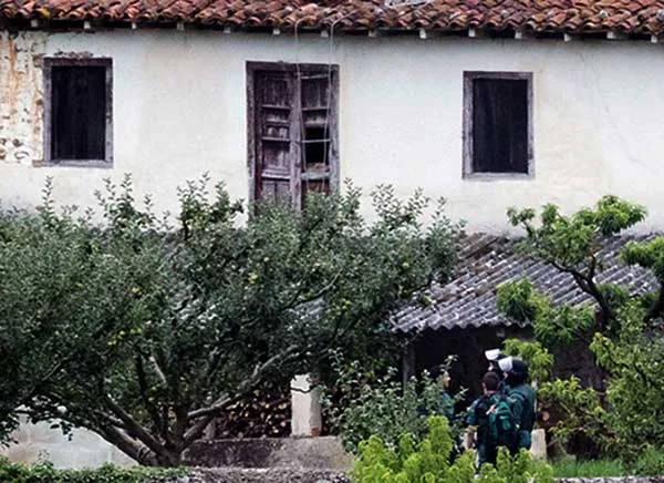 Se da a la fuga de su casa el hombre que estivo atrincherado y que tiroteó a la Guardia Civil en Turieno, Cantabria, hiriendo a uno de los agentes