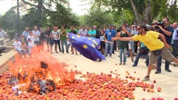  Μια συνδικαλιστική οργάνωση που εκπροσωπεί τους καλλιεργητές και κτηνοτρόφους βοοειδών της Καταλονίας οργάνωσαν μια διαμαρτυρία, απαιτώντας...