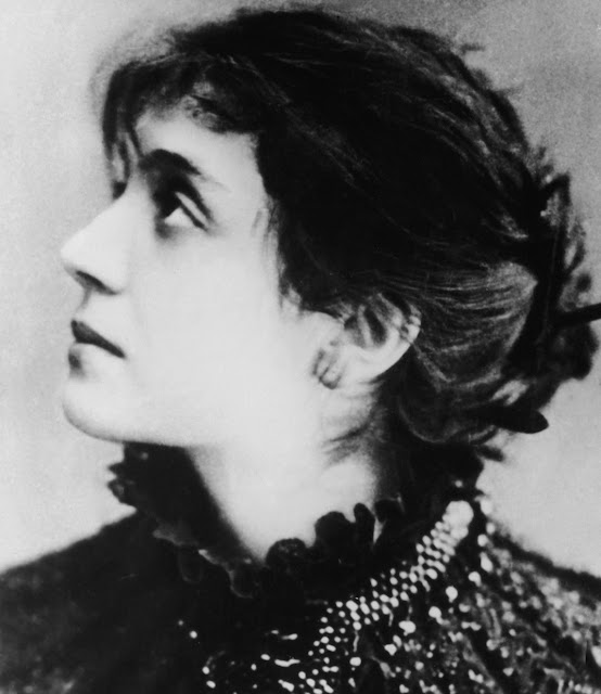 Antes mesmo do seu encontro com Rilke, Louise von Salomé já intuía essa verdade: desde muito cedo encontramos nela um grande apetite de aprender e de amar - e o objeto de sua atenção podia ser a psicanálise, a curtição de uma paisagem, de uma flor, de um esquilo na floresta ou de um corpo amado.
(.....) Lou escreveu vários ensaios sobre o Erotismo. O primeiro deles data de sua ligação com Rilke. Intitulado reflexões sobre o problema do amor, traz as evidentes marcas da embriaguez física e espiritual que sua autora estava vivendo. Aqui ela assinala, em páginas de um admirável lirismo, a capacidade que tem a paixão amorosa de nos abrir o caminho ao sentimento da totalidade da vida e sua faculdade de nos colocar em estado criativo. O ato amoroso 