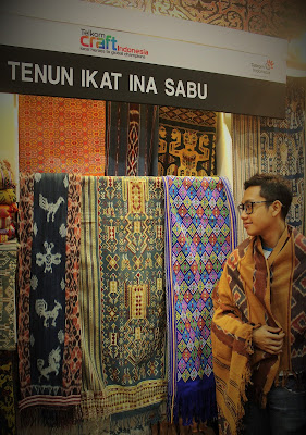 Blogger Eksis berada di booth Tenun Ikat Ina Sabu pada event Telkom Craft Indonesia