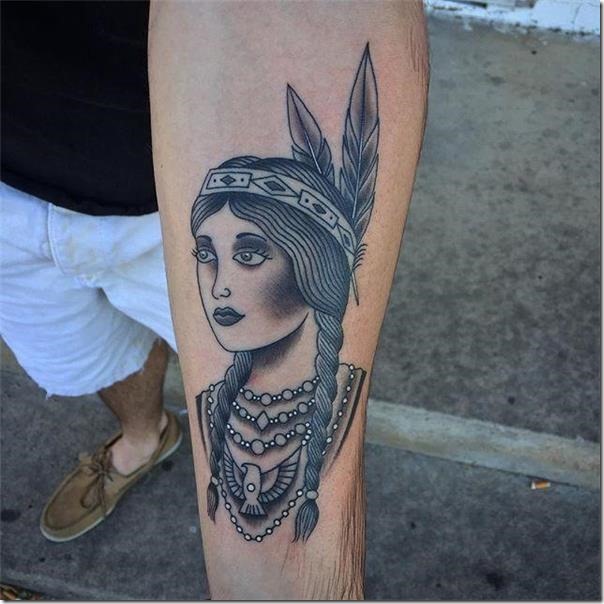 tatuaje-de-contorno-en-blanco-y-negro-en-el-brazo