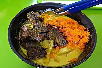 Siti Nur Liyana Nasi Lemak, lontong