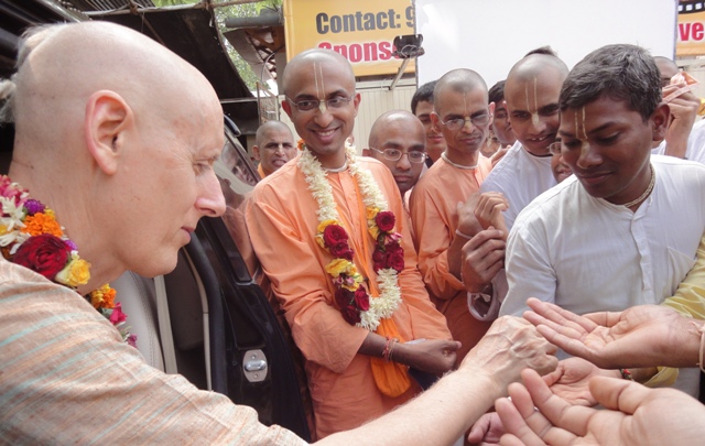 Sankarshan Das Distributing Mahaprasad to the Devotees