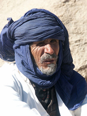 Tuareg strój niebieski lud kolory znaczenie symbol niebieski granatowy błękitny barwniki