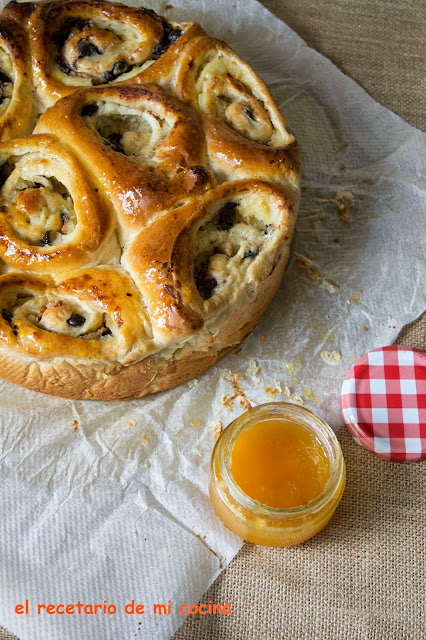 brioche de crema, frutos secos y chocolate