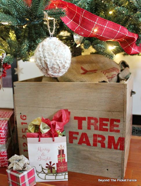 crate, pallets, Christmas tree, raised tree, stencils, https://goo.gl/iqFqcR