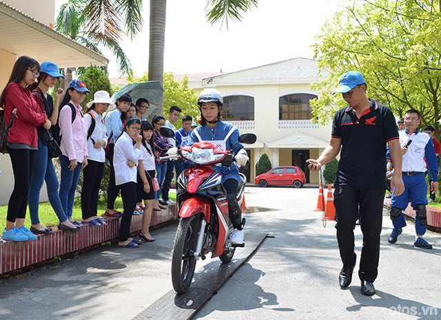 Honda Việt Nam tổ chức lái xe moto an toàn cho sinh viên
