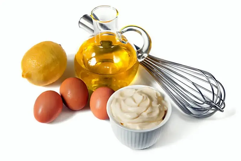 Aceite, huevos y limón para hacer mayonesa casera