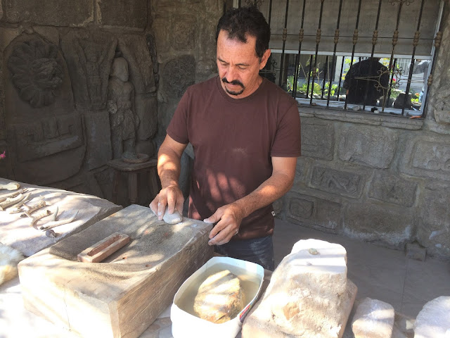 El Sr. Julio López Escobedo en su taller de lapidaria, ubicado en la ciudad de Tepic