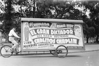 Billboard bicycle of the movie with its title in Spanish, El gran dictador, in Buenos Aires, 1941