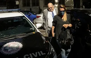 Agressora racista de entregadores chega para prestar depoimento em delegacia na Gávea