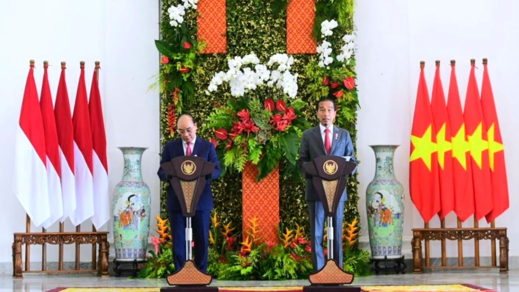 Presiden Joko Widodo dan Presiden Republik Sosialis Vietnam Nguyễn Xuân Phúc menyampaikan keterangan pers bersama di Istana Kepresidenan Bogor, Jawa Barat, Kamis (22/12/2022).