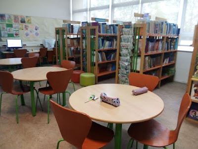 Estantes e mesas da biblioteca da Escola Básica do  Covelo