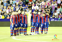 LEVANTE U. D. - Valencia, España - Temporada 2017-18 - Pedro López, Campaña, Jason, Álex Alegría, Postigo, Róber, Raúl Fernández, Chema, Toño, Enis Bardhi y Morales. LEVANTE U. D. 3 (Chema, Morales, Enis Bardhi) REAL SOCIEDAD DE FÚTBOL DE SAN SEBASTIÁN 0. 21/09/2017. Campeonato de Liga de 1ª División, jornada 5. Valencia, estadio Ciutat de València. Los jugadores del Levante durante el minuto de silencio por las víctimas del terremoto de México