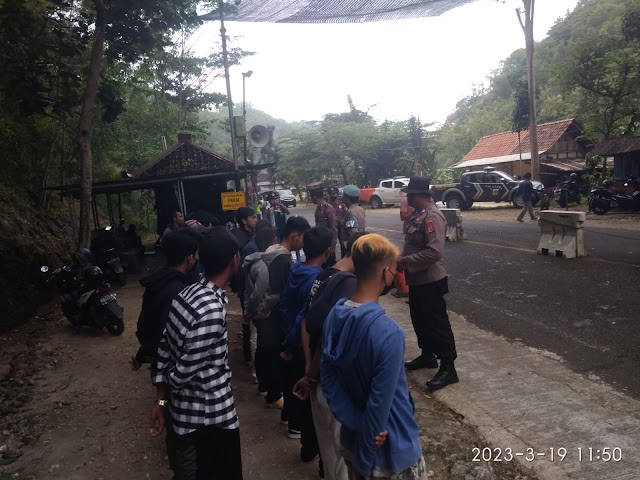 15 Remaja Kedapatan Membawa Miras "Gedhang Kluthuk", Saat Penggledahan di Pos Retribusi Pantai. 