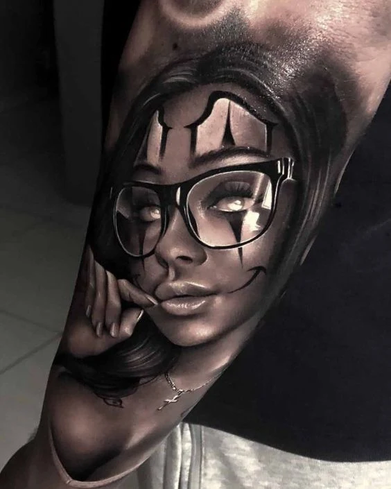 Imagen de un Tatuaje de chica bonita sensual en estilo realista