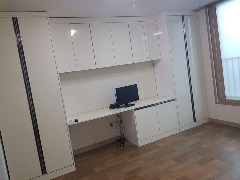 원룸에 붙박이 장 과 수납공간