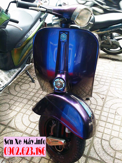 Sơn xe Vespa cổ màu tím đổi màu góc nhìn