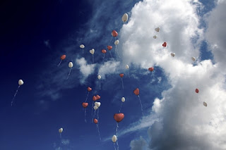 Blaue Wirklichkeit, sonne, wolken, himmel, frühling, sehnsucht, liebe, das blaue vom himmel, versprechen, lyrik, foto,