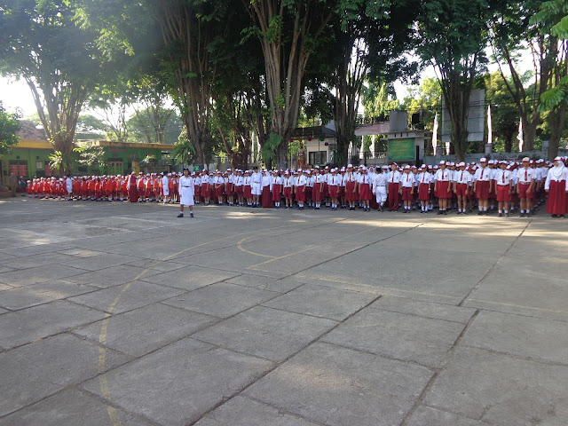 UPACARA HARI SENIN SEKALIGUS PENYERAHAN MEDALI KEPADA SISWA YANG BERPRESTASI DAN DILANJUTKAN KEGIATAN SAS