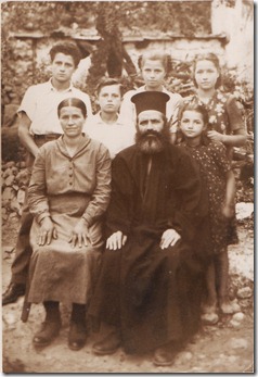 ;Aμφισσα  1949 , ολόκληρη  η οικογένεια  του  παπα Ηλία Λακαφώση - Λευκαδίτι , σε  μια  αναμνηστική  φωτογραφία . δε'υτερος  απ'ο  αριστ. ο Κώστας  Λακαφώσης