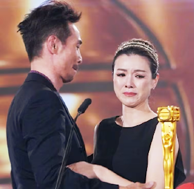 So it was understandable that Aimee Chan (陳茵媺 Chén yīn měi) was so overwhelmed with joy that she could not hold back her tears as she presented the TVB Best Actor In A Leading Role award to her husband on Jan 14.