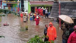 Petugas gabungan masih berada di lokasi untuk menangani banjir dan tembok roboh di MTsN 19 Jakarta.