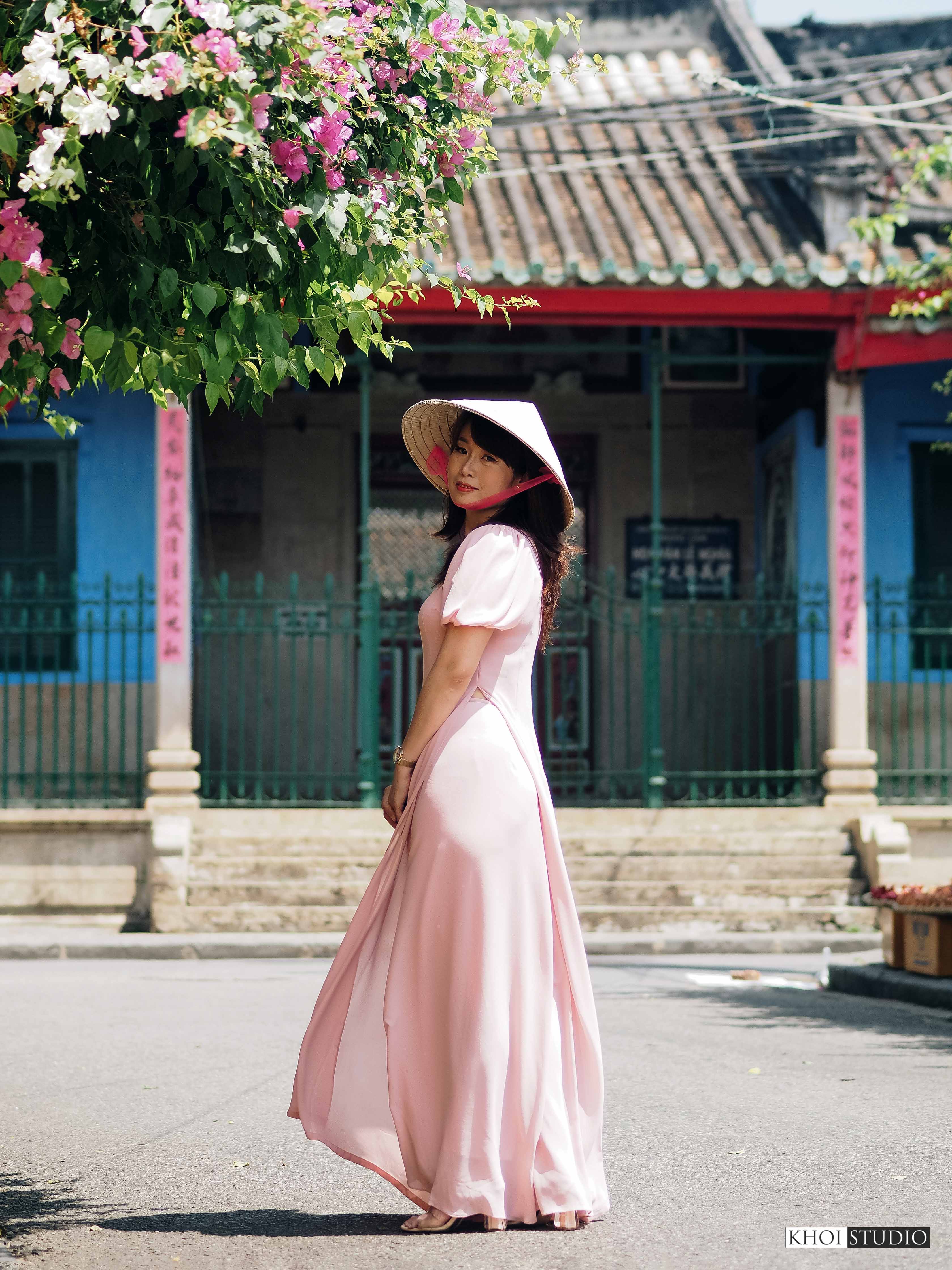 Looking for a photographer to take photos of ao dai in Hoi An: Experience to take pictures at noon in summer in Hoi An ancient town