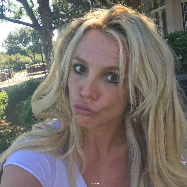 Britney Spears shares no makeup photos and her fans think she looks 10 years older