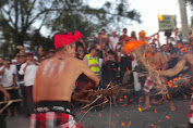    Inilah Keajaiban Tradisi Siat Api di Desa Selat Duda 