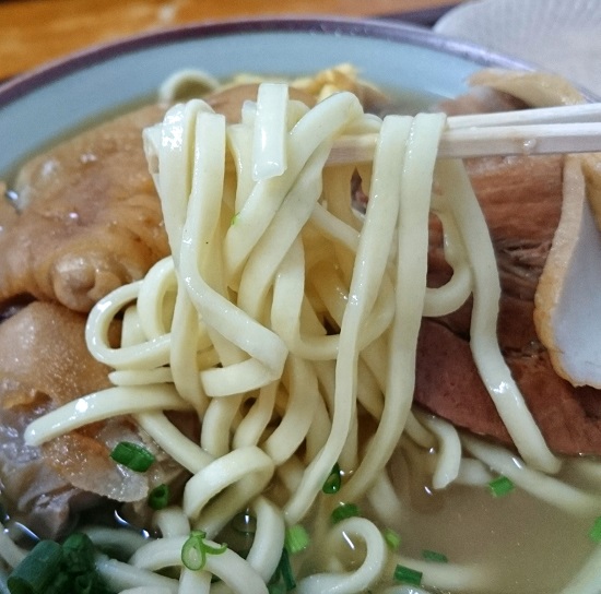 ちゅら浜そばの麺の写真