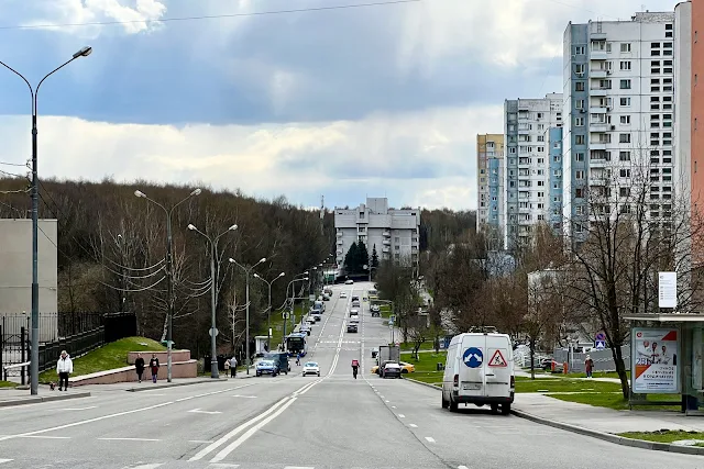 улица Островитянова, улица Академика Бакулева, гостиница «Тропарёво» (бывший профилакторий Московского завода специальных сплавов)