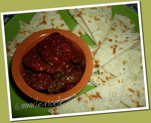 Antipasto vegan con pomodori secchi sott'olio e piadina tiepida (4)