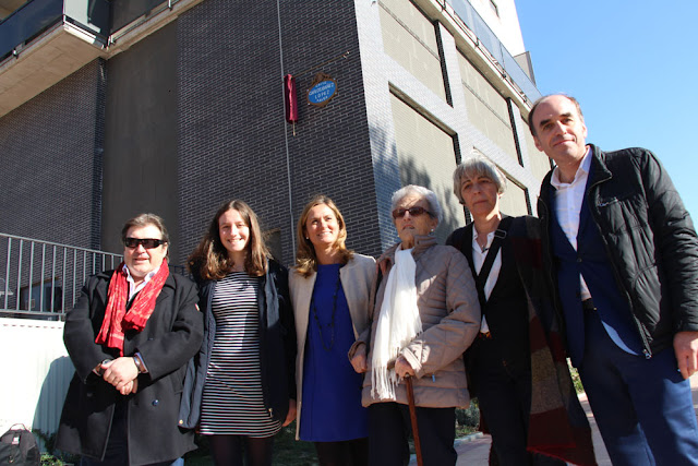 La familia de Ibáñez y la alcaldesa, bajo la placa de la nueva calle