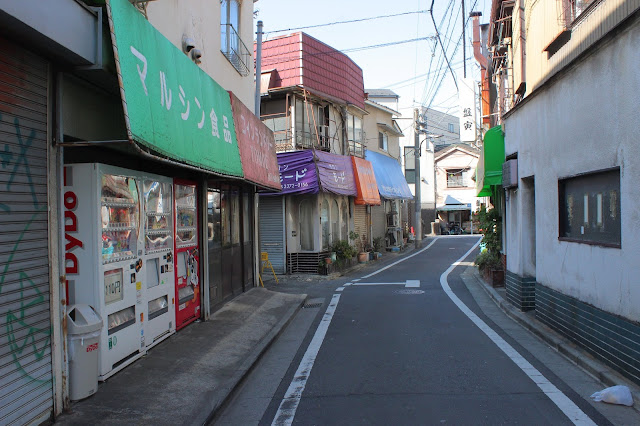 東京の光と影、西新宿にある不思議な公園？昔は川だった？【c】　和泉川、暗渠化