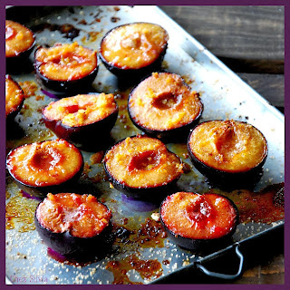 Ciruelas asadas al horno con helado de vainilla